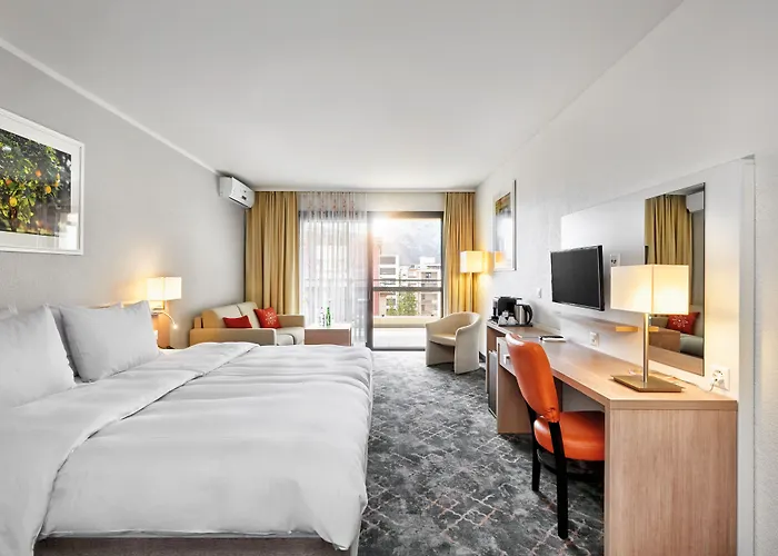 H4 Arcadia Отель 4*